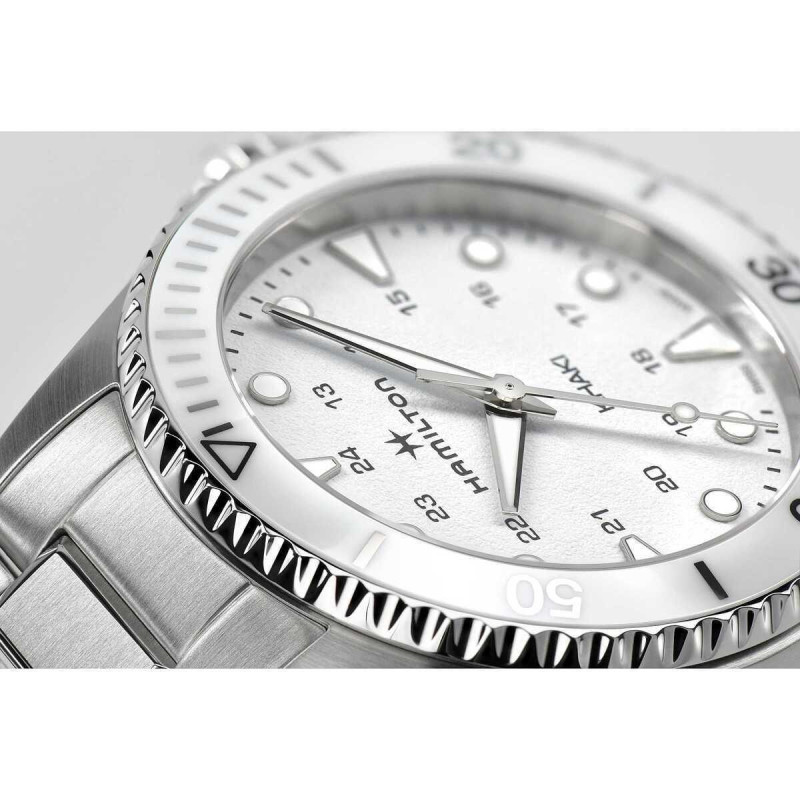 Reloj Hamilton Khaki Navy Scuba Quartz H82221110 – Reloj de cuarzo de 37 mm con esfera blanca y brazalete de acero inoxidable