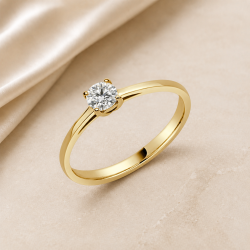 Solitario oro amarillo de cuatro garras · vista en tres cuartos, diamante creado 0,30 ct | Joyería Bellido