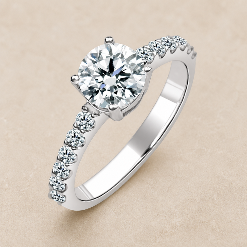 Solitario oro blanco con diamantes en el brazo · vista en tres cuartos, diamante creado 1,00 ct | Joyería Bellido