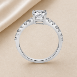 Solitario oro blanco con diamantes en el brazo · perfil del engaste, diamante creado 1,00 ct | Joyería Bellido