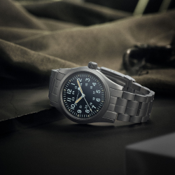 Hamilton Khaki Field Cuerda Manual 38mm Esfera negra Brazalete de acero H69439131 - ambiente