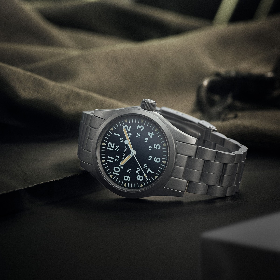 Hamilton Khaki Field Cuerda Manual 38mm Esfera negra Brazalete de acero H69439131 - ambiente