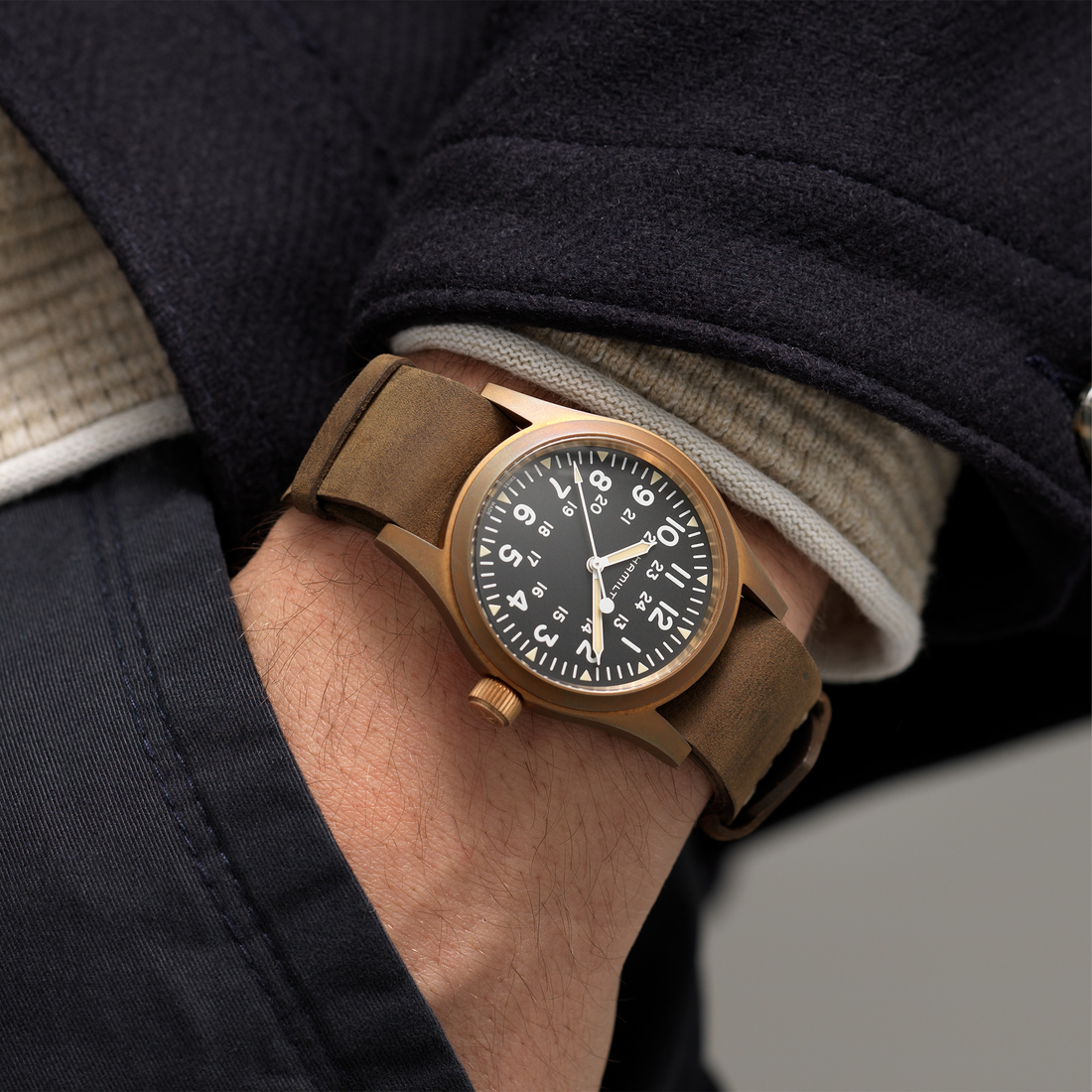 Hamilton Khaki Field Bronce Cuerda Manual 38mm Esfera negra H69459530 - en la muñeca