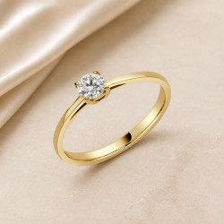 Solitario oro amarillo de cuatro garras · vista en tres cuartos, diamante natural 0,30 ct | Joyería Bellido