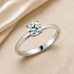 Solitario oro blanco de cuatro garras · vista en tres cuartos, diamante natural 0,70 ct | Joyería Bellido