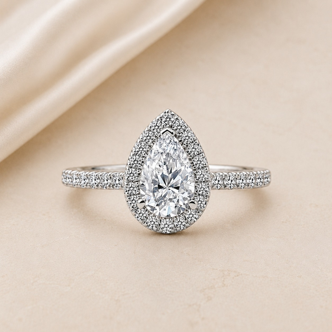 Solitario oro blanco halo de talla pera · diamante natural 0,70 ct | Joyería Bellido