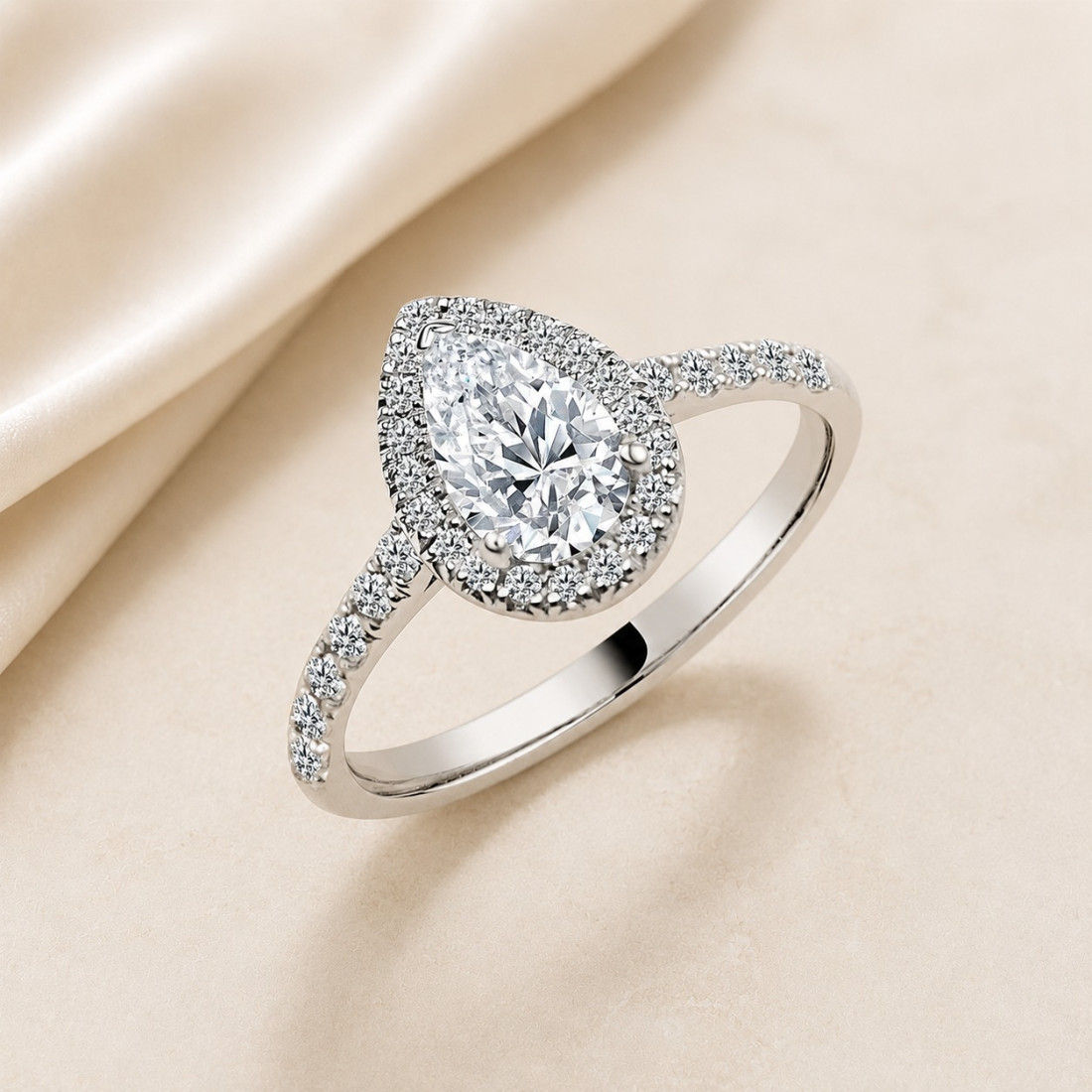 Solitario oro blanco halo de talla pera · vista en tres cuartos, diamante natural 0,70 ct | Joyería Bellido