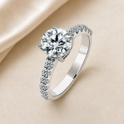 Solitario oro blanco con diamantes en el brazo · vista en tres cuartos, diamante natural 1,50 ct | Joyería Bellido