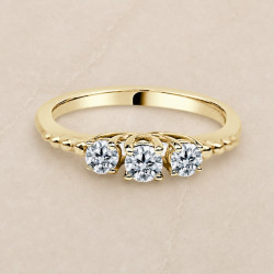 Solitario oro amarillo tresillo · diamante de laboratorio 0,15 ct