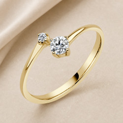 Solitario oro amarillo de dos diamantes · vista en tres cuartos, diamante natural 0,10 ct | Joyería Bellido