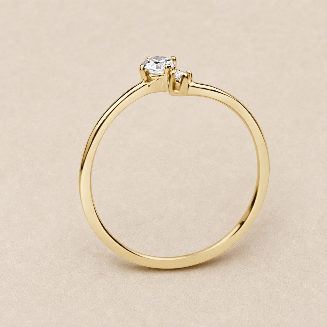 Solitario oro amarillo de dos diamantes · perfil del engaste, diamante natural 0,10 ct | Joyería Bellido