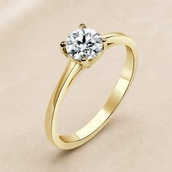 Solitario oro amarillo de cuatro garras · vista en tres cuartos, diamante natural 0,50 ct | Joyería Bellido