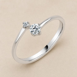 Solitario oro blanco de dos diamantes · vista en tres cuartos, diamante natural 0,10 ct | Joyería Bellido