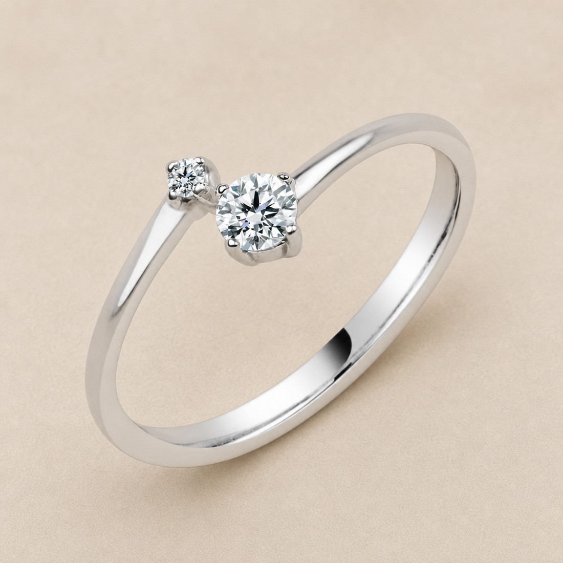 Solitario oro blanco de dos diamantes · vista en tres cuartos, diamante natural 0,10 ct | Joyería Bellido