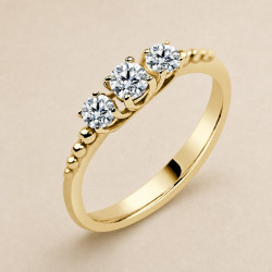 Solitario oro amarillo tresillo · vista en tres cuartos, diamante natural 0,15 ct | Joyería Bellido