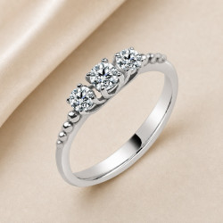 Solitario oro blanco tresillo · vista en tres cuartos, diamante natural 0,15 ct | Joyería Bellido