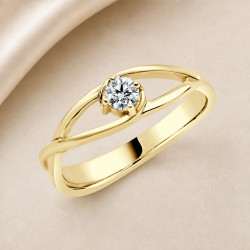 Solitario oro amarillo de diseño infinito · vista en tres cuartos, diamante natural 0,15 ct | Joyería Bellido