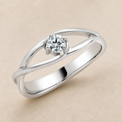 Solitario oro blanco de diseño infinito · vista en tres cuartos, diamante natural 0,15 ct | Joyería Bellido