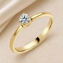 Solitario oro amarillo con corona de seis garras · vista en tres cuartos, diamante natural 0,20 ct | Joyería Bellido