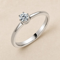 Solitario oro blanco con corona de seis garras · vista en tres cuartos, diamante natural 0,20 ct | Joyería Bellido