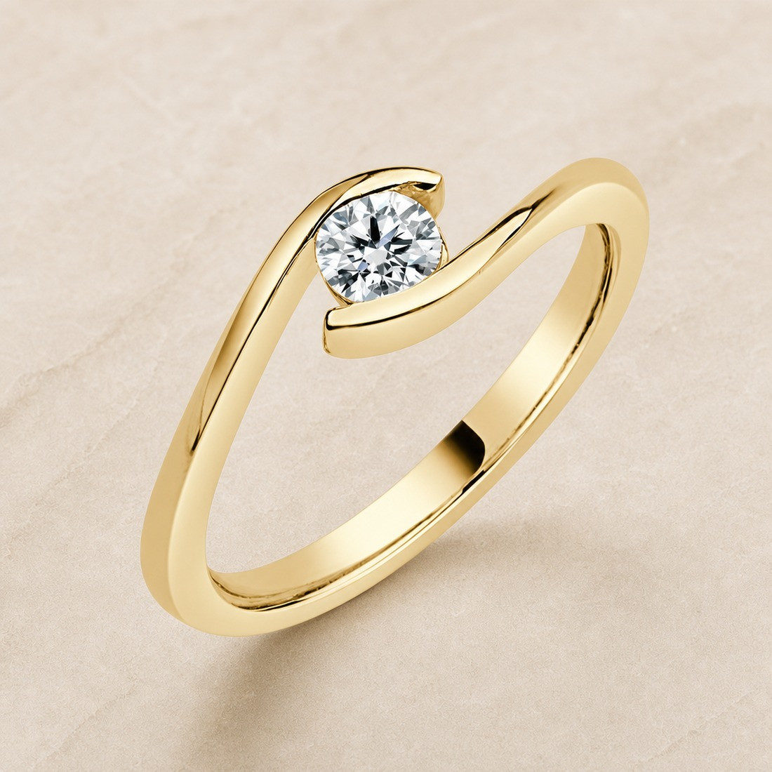 Solitario oro amarillo con engaste ojo · vista en tres cuartos, diamante natural 0,25 ct | Joyería Bellido