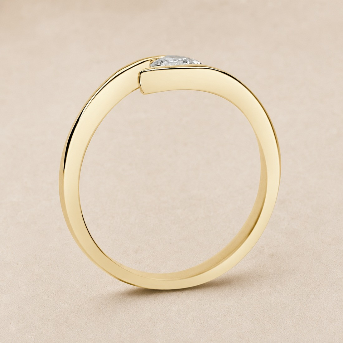 Solitario oro amarillo con engaste ojo · perfil del engaste, diamante natural 0,25 ct | Joyería Bellido
