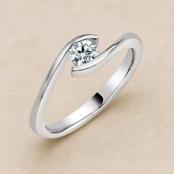 Solitario oro blanco con engaste ojo · vista en tres cuartos, diamante natural 0,25 ct | Joyería Bellido