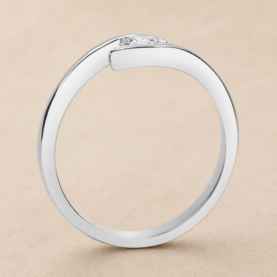 Solitario oro blanco con engaste ojo · perfil del engaste, diamante natural 0,25 ct | Joyería Bellido