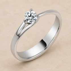 Solitario oro blanco de tres garras · vista en tres cuartos, diamante natural 0,25 ct | Joyería Bellido