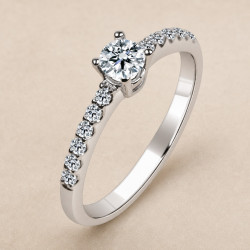 Solitario oro blanco con diamantes en el brazo · vista en tres cuartos, diamante natural 0,30 ct | Joyería Bellido