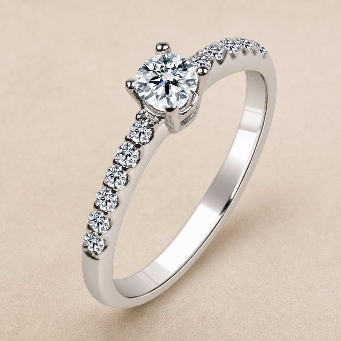 Solitario oro blanco con diamantes en el brazo · vista en tres cuartos, diamante natural 0,30 ct | Joyería Bellido