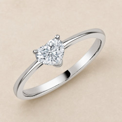 Solitario oro blanco de talla corazón · vista en tres cuartos, diamante natural 0,30 ct | Joyería Bellido
