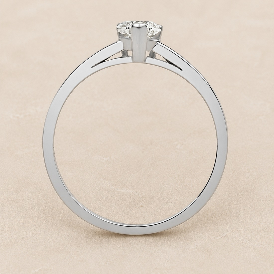 Solitario oro blanco de talla corazón · perfil del engaste, diamante natural 0,30 ct | Joyería Bellido