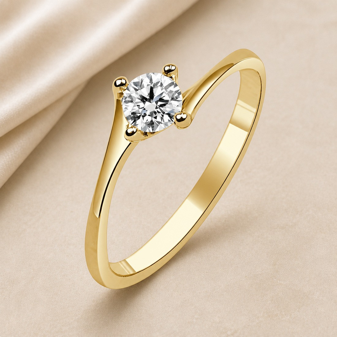 Solitario oro amarillo de cuatro garras cruzadas · vista en tres cuartos, diamante natural 0,30 ct | Joyería Bellido