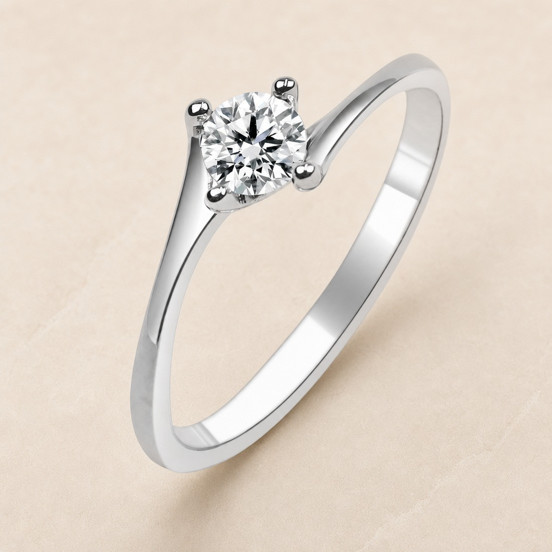 Solitario oro blanco de cuatro garras cruzadas · vista en tres cuartos, diamante natural 0,30 ct | Joyería Bellido