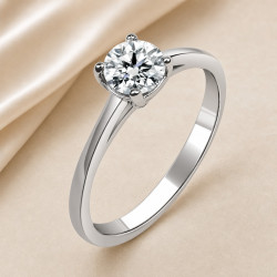 Solitario oro blanco de cuatro garras · vista en tres cuartos, diamante natural 0,50 ct | Joyería Bellido