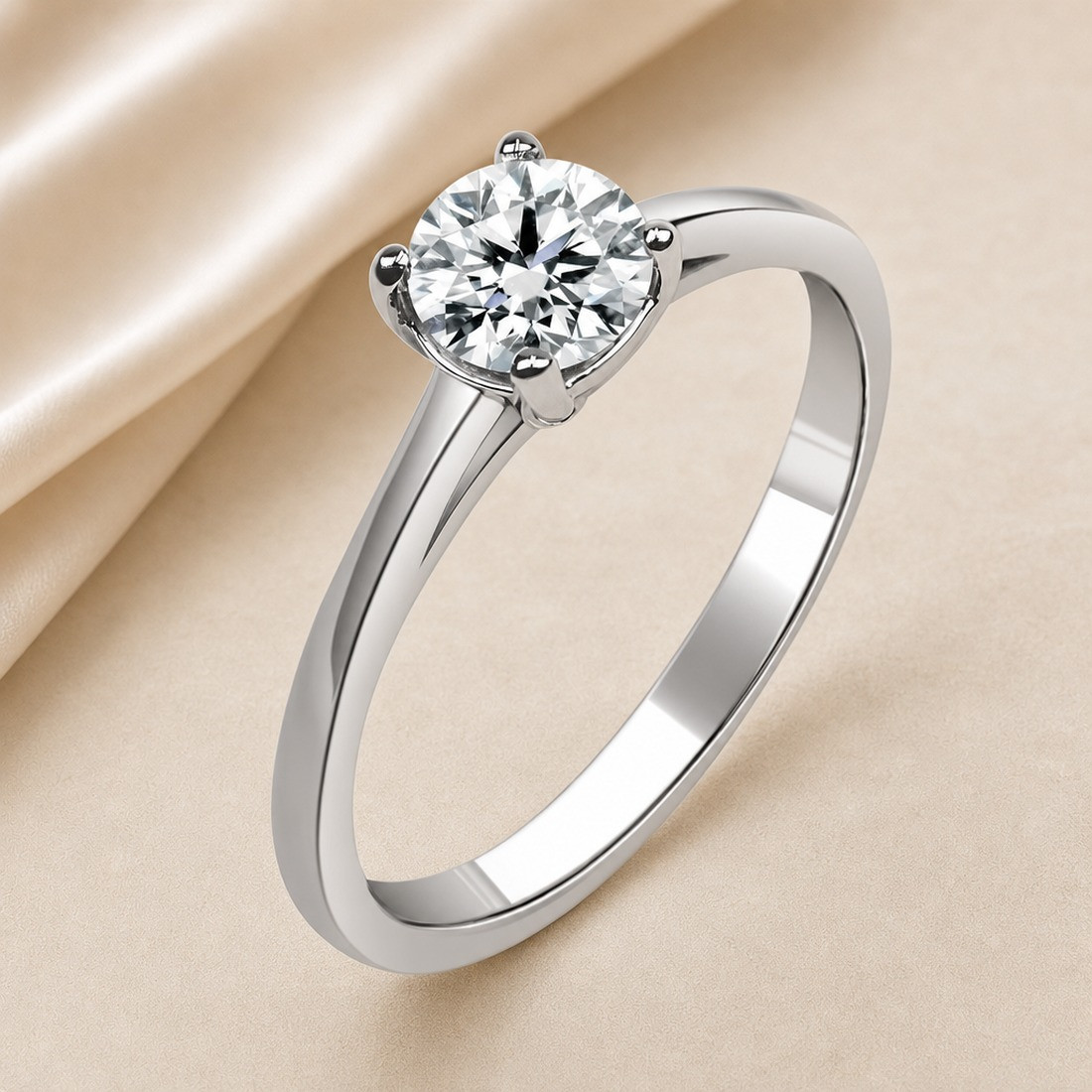 Solitario oro blanco de cuatro garras · vista en tres cuartos, diamante natural 0,50 ct | Joyería Bellido