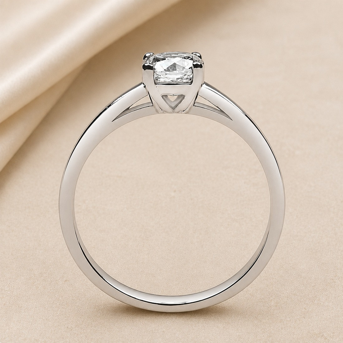 Solitario oro blanco de cuatro garras · perfil del engaste, diamante natural 0,50 ct | Joyería Bellido