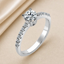 Solitario oro blanco con diamantes en el brazo · vista en tres cuartos, diamante natural 0,50 ct | Joyería Bellido