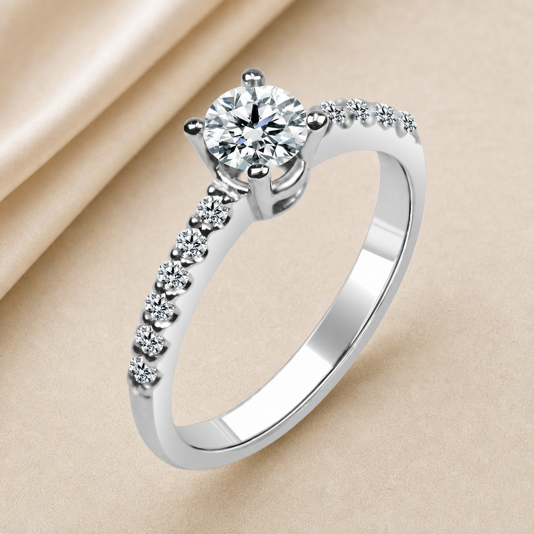 Solitario oro blanco con diamantes en el brazo · vista en tres cuartos, diamante natural 0,50 ct | Joyería Bellido