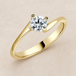 Solitario oro amarillo de cuatro garras cruzadas · vista en tres cuartos, diamante natural 0,50 ct | Joyería Bellido