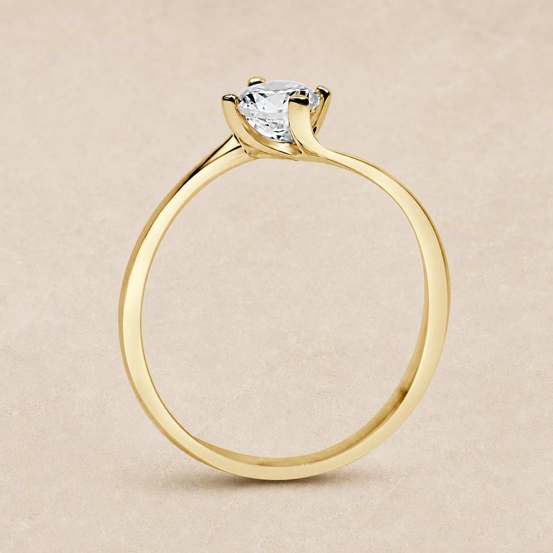 Solitario oro amarillo de cuatro garras cruzadas · perfil del engaste, diamante natural 0,50 ct | Joyería Bellido