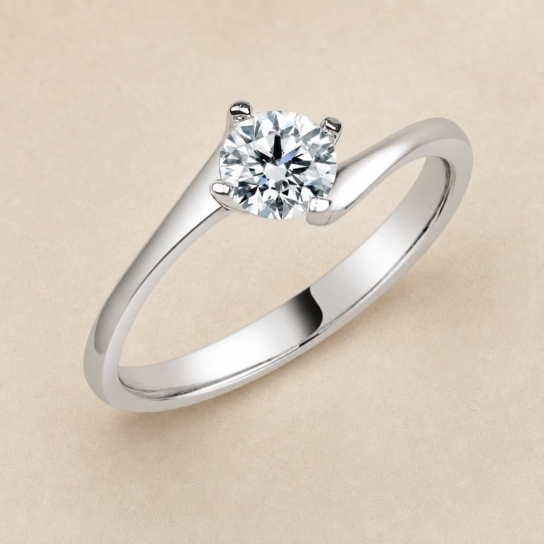 Solitario oro blanco de cuatro garras cruzadas · vista en tres cuartos, diamante natural 0,50 ct | Joyería Bellido