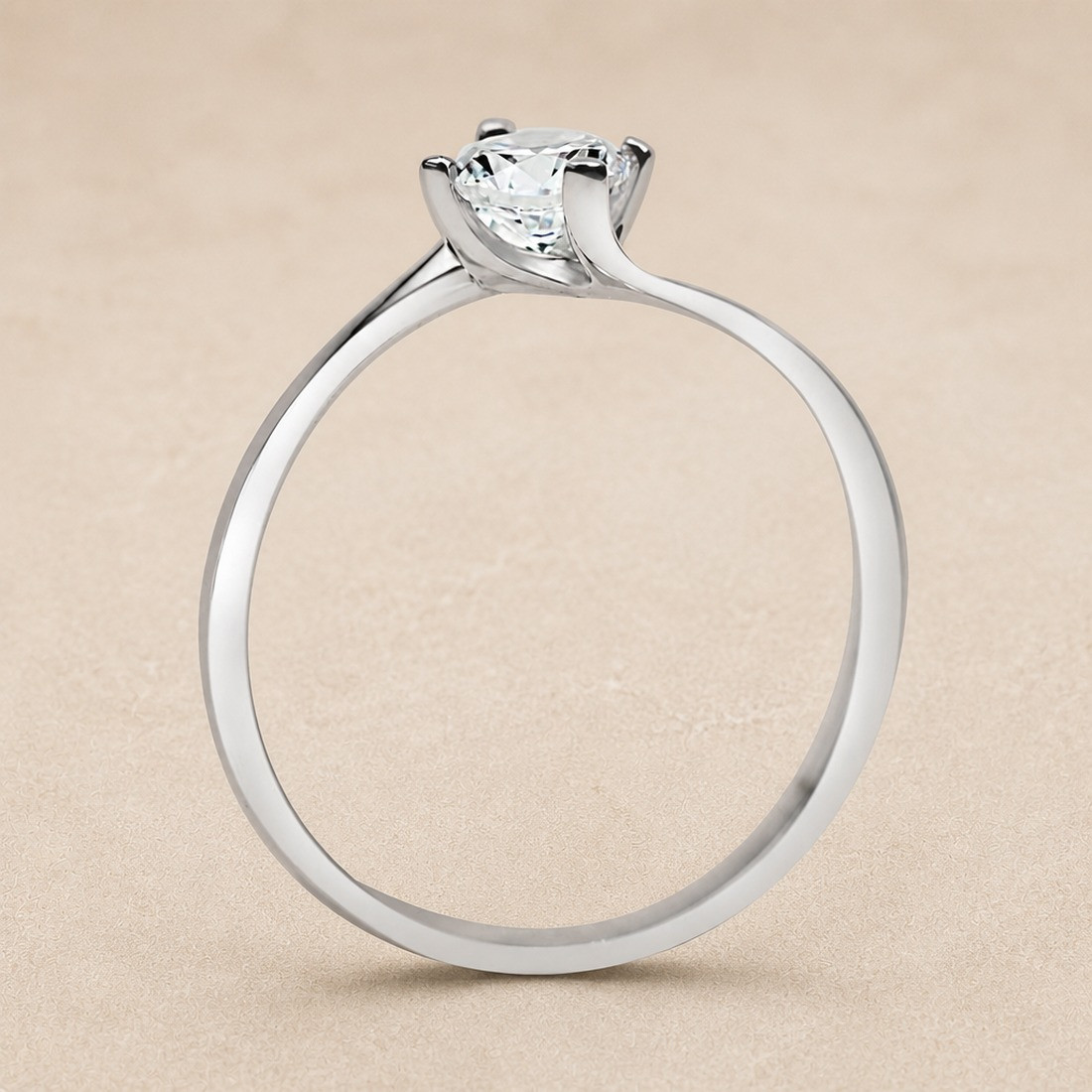 Solitario oro blanco de cuatro garras cruzadas · perfil del engaste, diamante natural 0,50 ct | Joyería Bellido