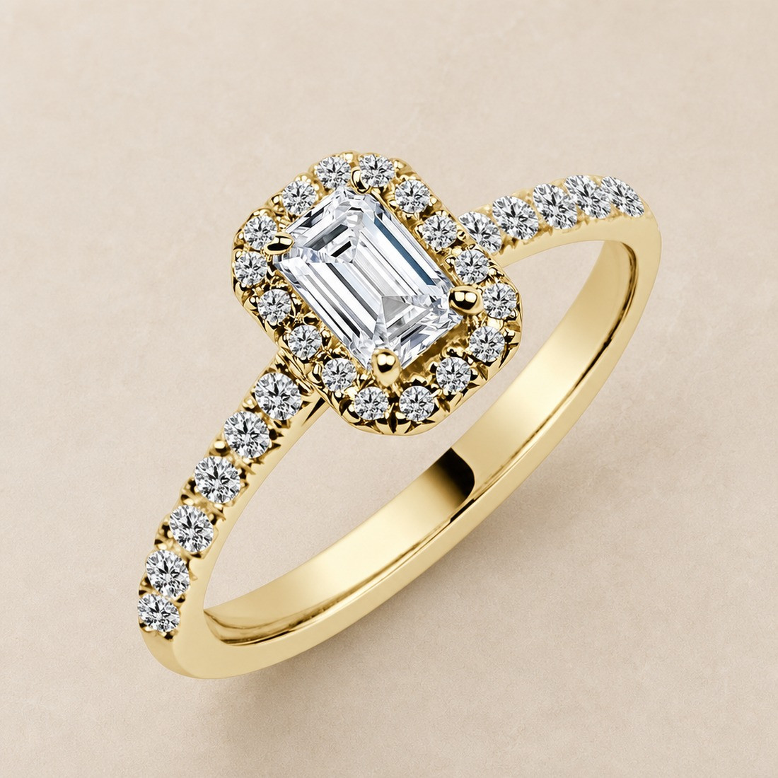 Solitario oro amarillo halo de talla esmeralda · vista en tres cuartos, diamante natural 0,50 ct | Joyería Bellido