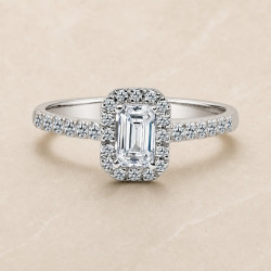 Solitario oro blanco halo de talla esmeralda · diamante natural 0,50 ct | Joyería Bellido