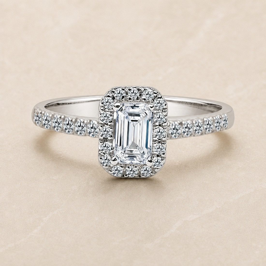 Solitario oro blanco halo de talla esmeralda · diamante natural 0,50 ct | Joyería Bellido
