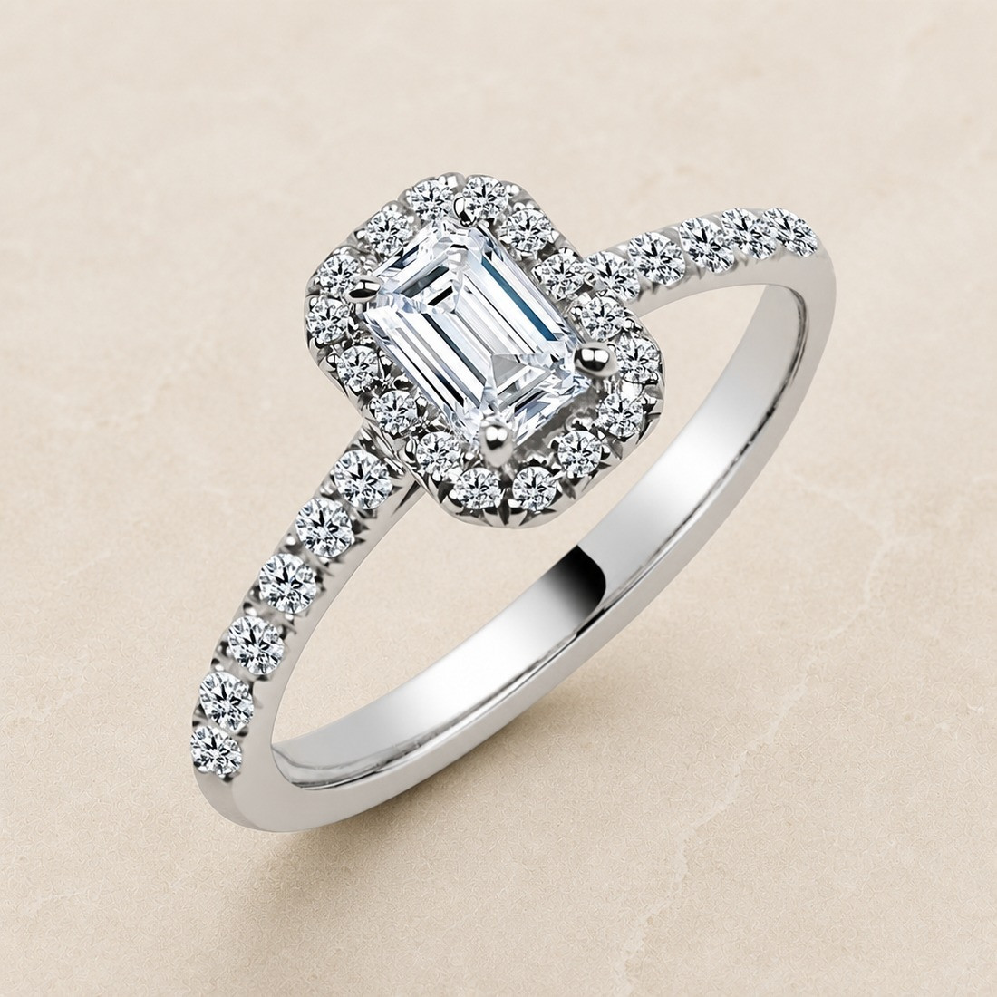 Solitario oro blanco halo de talla esmeralda · vista en tres cuartos, diamante natural 0,50 ct | Joyería Bellido