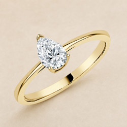 Solitario oro amarillo de talla pera · vista en tres cuartos, diamante natural 0,50 ct | Joyería Bellido