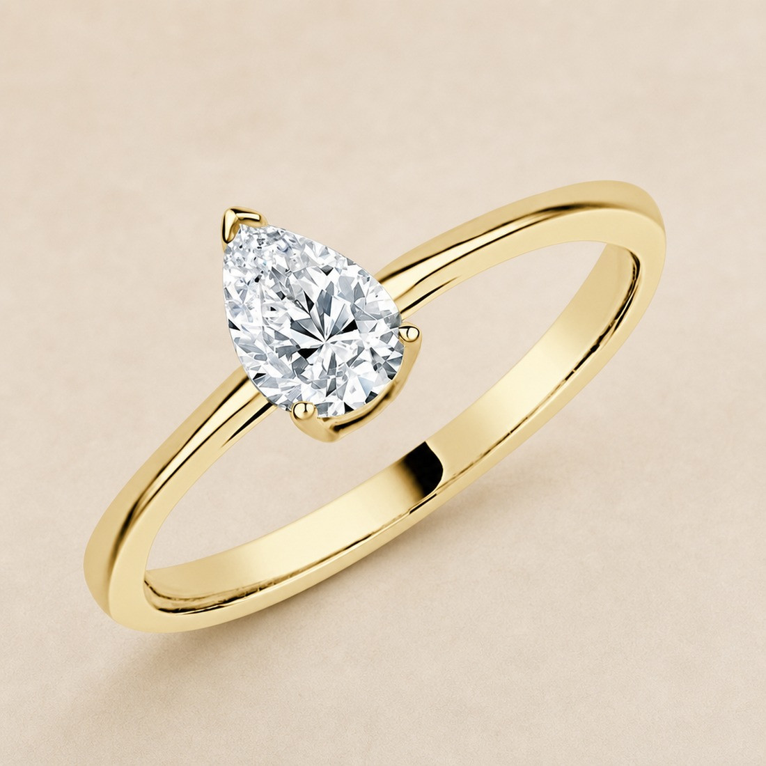 Solitario oro amarillo de talla pera · vista en tres cuartos, diamante natural 0,50 ct | Joyería Bellido